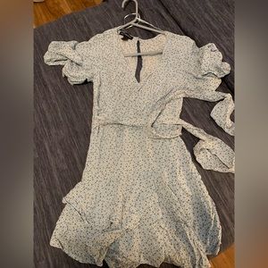 Cute little jumper, worn one time. Feels nice and looks cute